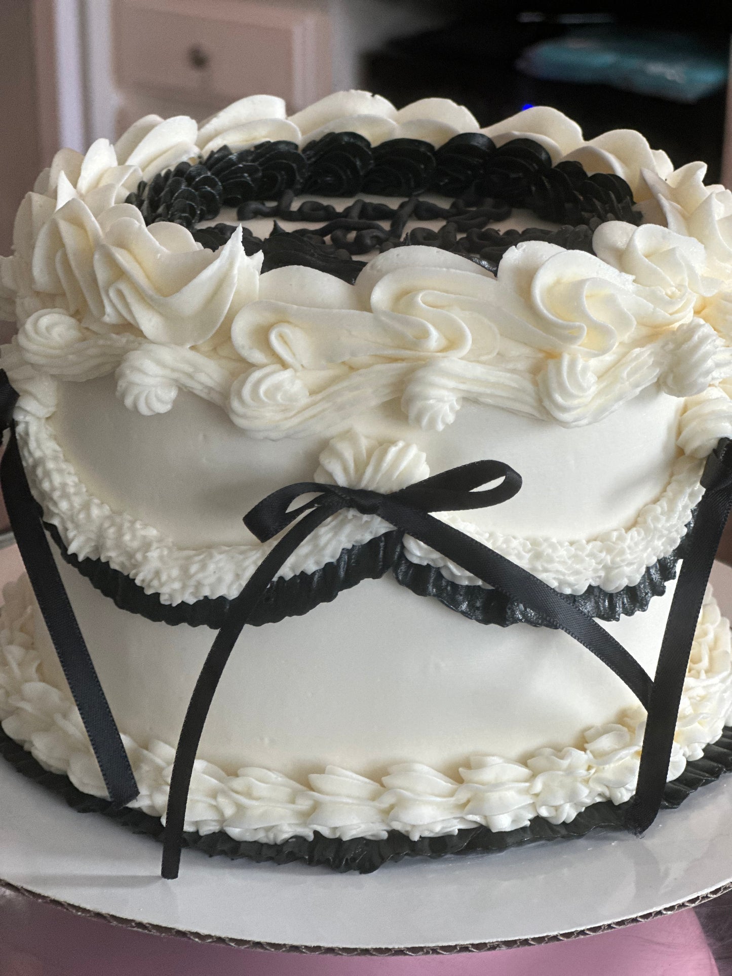 Vintage round "White Swan" Cake with black details- Victorian custom cake