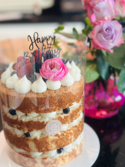Cloud cake with berries and buttercream/Floral bouquet